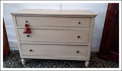 Comò modenese, laccato in stile Shabby. 125 l x 57 p x 94 h.