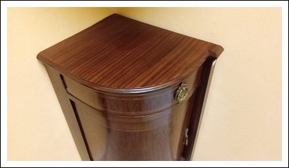 Angoliera in mogano di epoca \’900. 52 l x 100 h x 42 p.