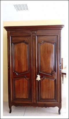 Armadio Provenzale in noce massello. 230 h x 60 p x 163 l.