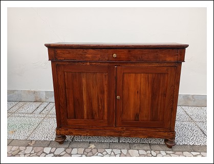Credenza di poca profondità da parete. 128lx38px105h