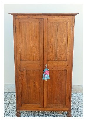 Antico stipo, dispensa, armadietto di piccole dimensioni. 100lx48px170h